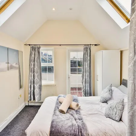 2 Bedroom 2 Bath Flat In Wandsworth